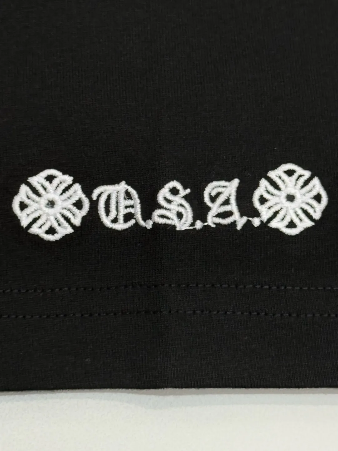 🅿️190 [High quality] Chrome hearts ss25 new first release latest short-sleeved round neck t-shirt, high-end customization, avant-garde and fashionable design! The brand logo is applied to the front and back cuffs using 100,000 needle embroidery techniques. High-end customized 280g fabric. Soft to the touch. Comfortable to wear. Exquisite stitching. Fine workmanship. The upper body effect is incomparably handsome! Same style for men and women, color: white, black size: S to xL